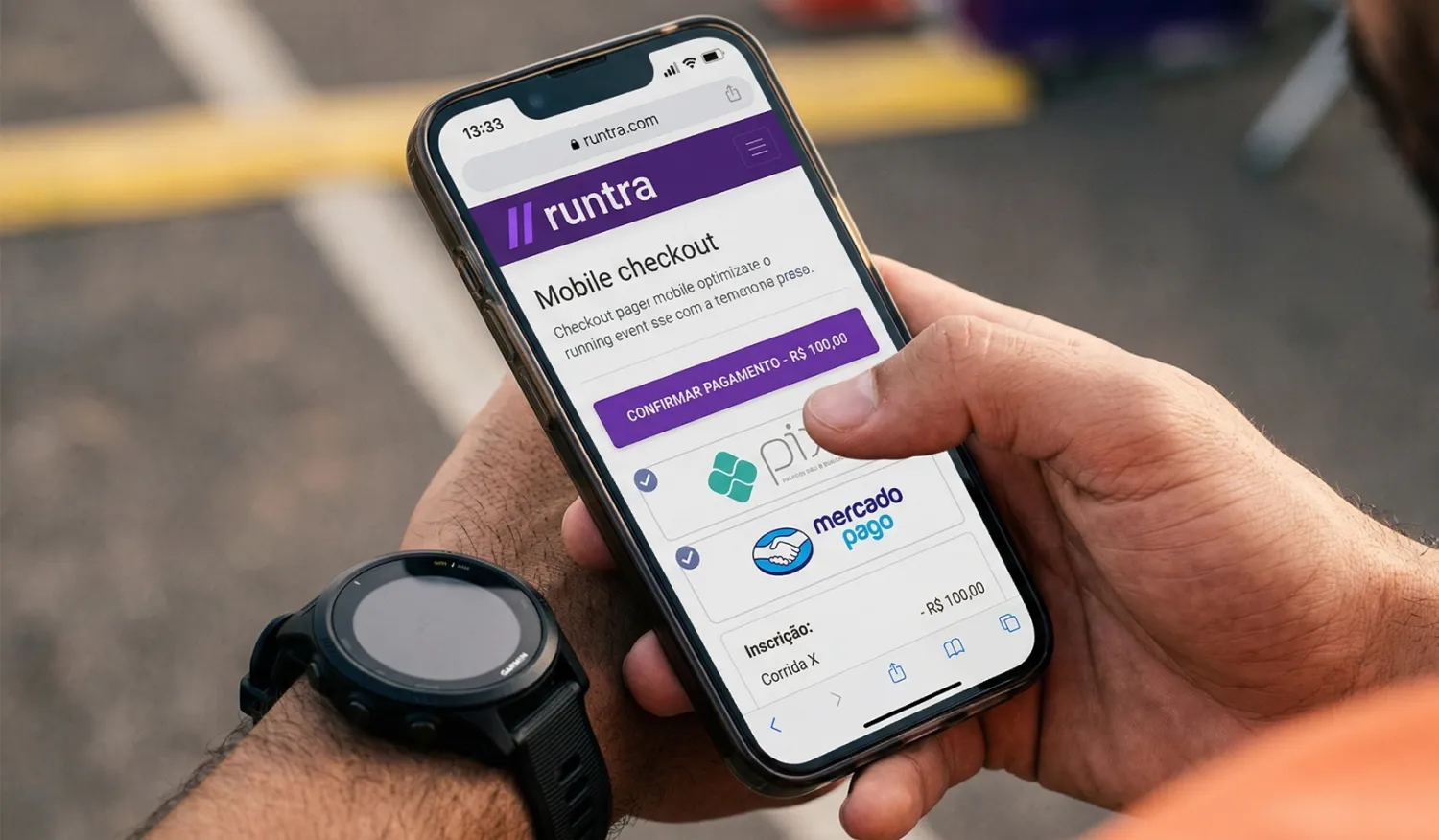 Pessoa usando o celular para fazer a inscrição online rápida em um evento esportivo. Pessoa usando o celular para fazer a inscrição online rápida em um evento esportivo.